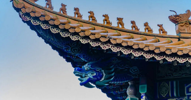 As the saying goes: 'A strong wind sweeps through the hall, leading to family ruin and personal downfall,' how does feng shui explain this phenomenon?